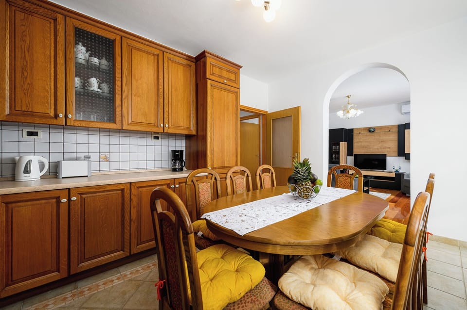 Apartment (A1) | Private kitchen | Fridge, microwave, oven, stovetop