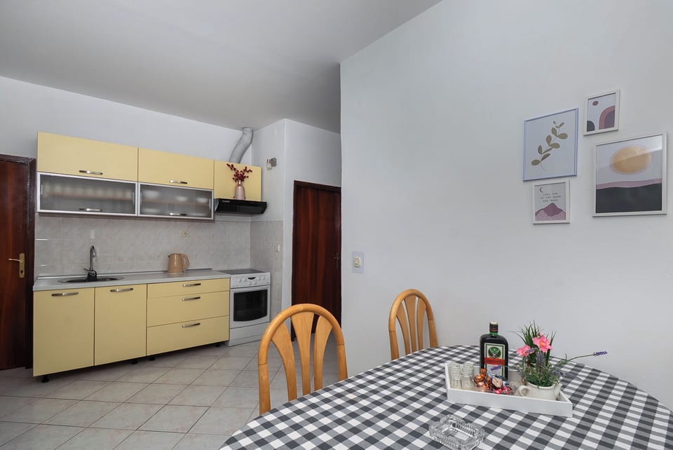Apartment (A1) | Private kitchen | Fridge, oven, stovetop, electric kettle