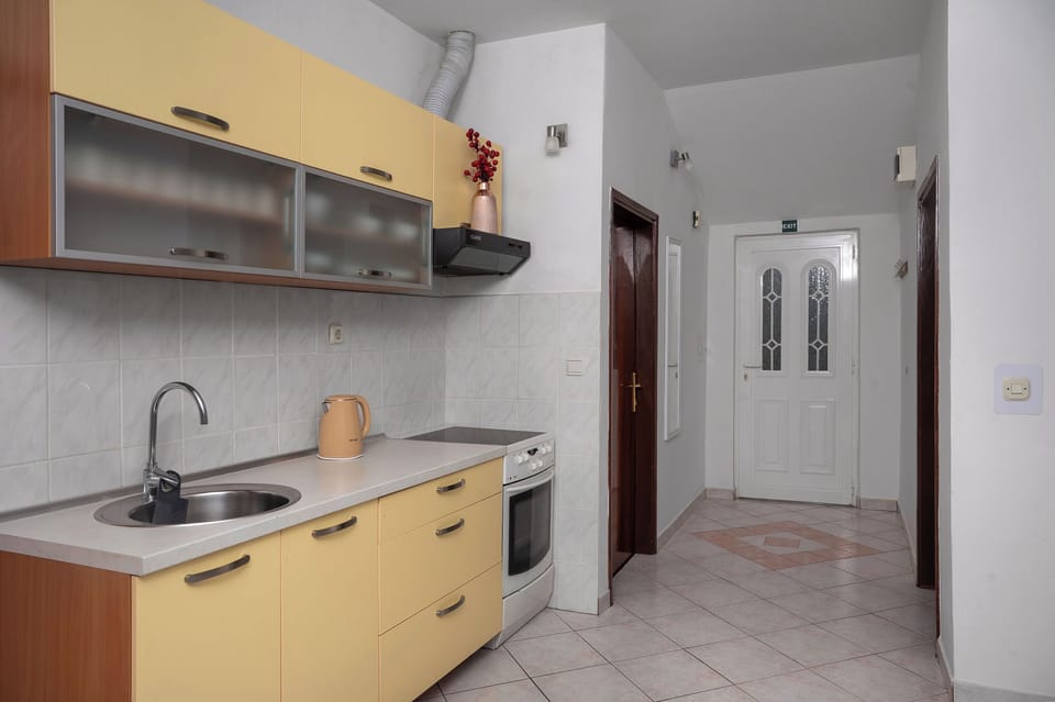 Apartment (A1) | Private kitchen | Fridge, oven, stovetop, electric kettle
