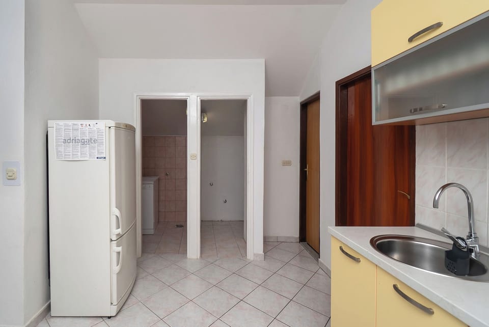 Apartment (A1) | Private kitchen | Fridge, oven, stovetop, electric kettle