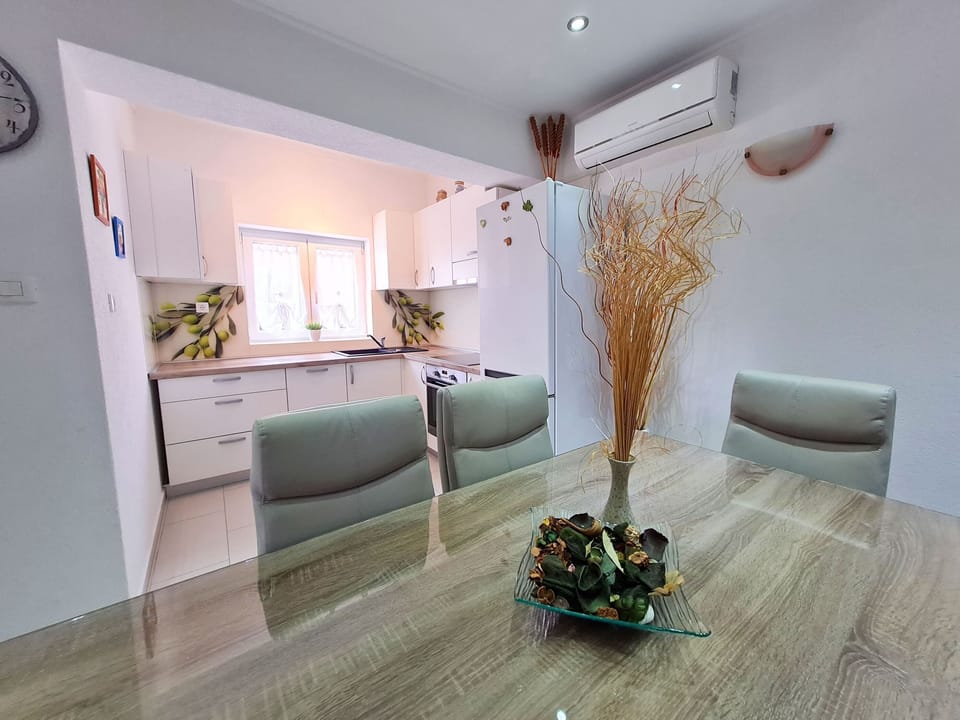 Apartment (A1) | Private kitchen | Fridge, microwave, oven, stovetop