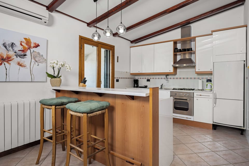 House | Private kitchen | Fridge, microwave, oven, stovetop