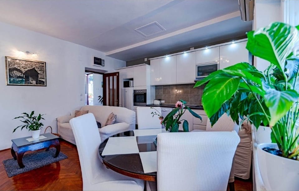 Apartment (A1) | Dining