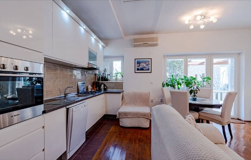 Apartment (A1) | Private kitchen | Fridge, microwave, oven, stovetop