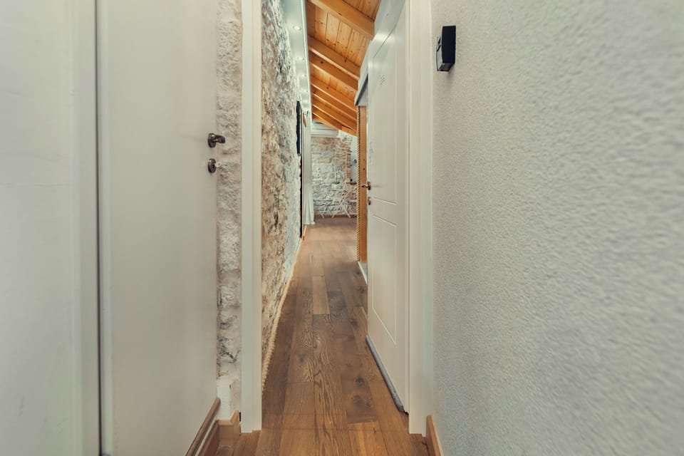 Studio (A1) | Hallway