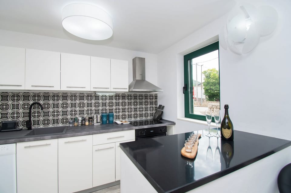 House | Private kitchen | Fridge, microwave, oven, stovetop