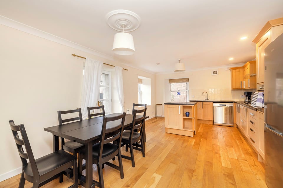 Comfort House, River View | Laptop workspace, free WiFi, bed sheets