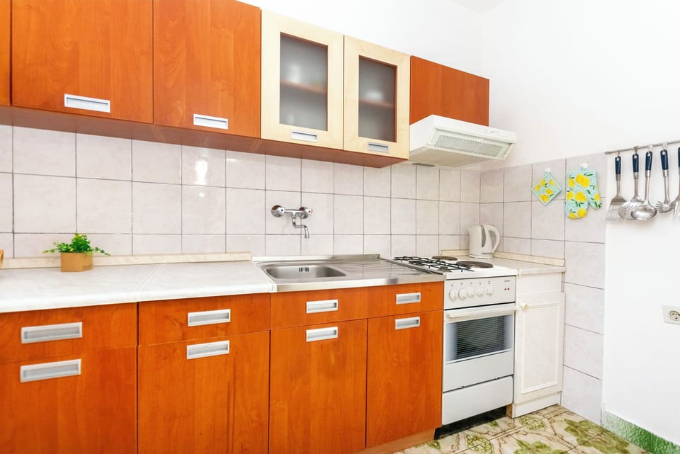 Apartment (A1) | Private kitchen | Fridge, microwave, oven, stovetop