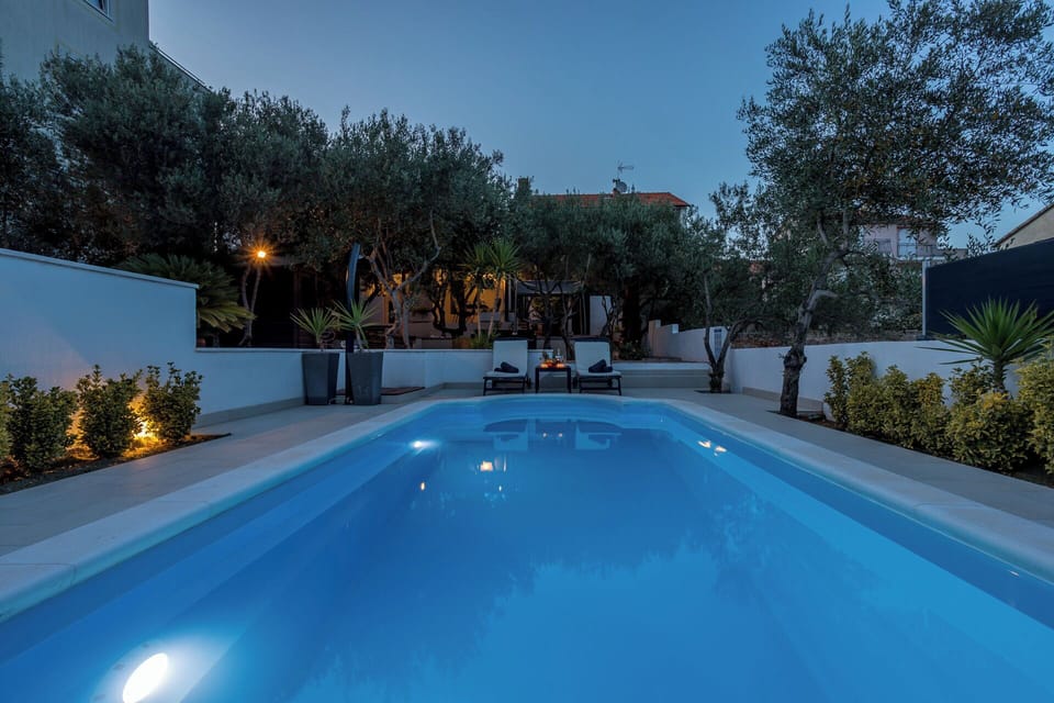House | Outdoor pool