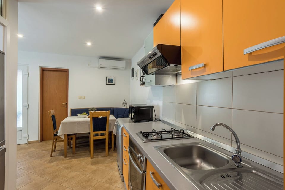 House | Private kitchen | Fridge, microwave, oven, stovetop