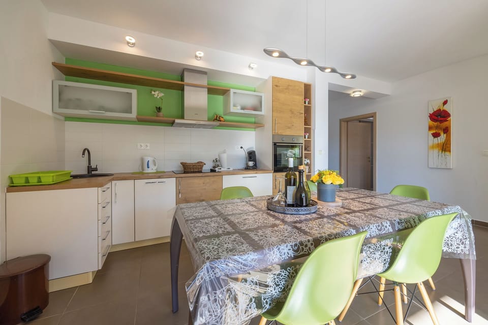 Apartment (A1) | Private kitchen | Fridge, oven, stovetop, dishwasher