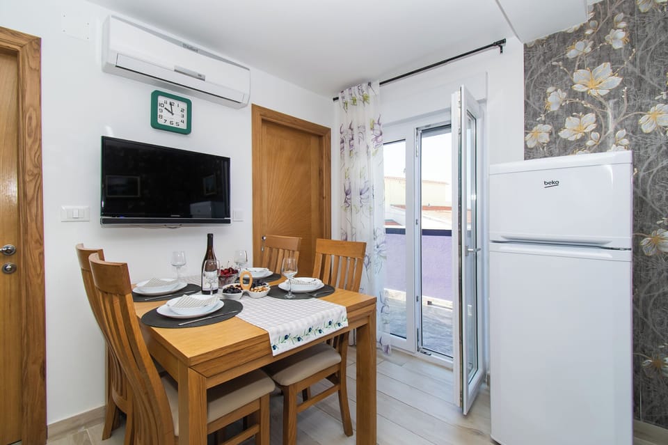 Apartment (A1) | Dining