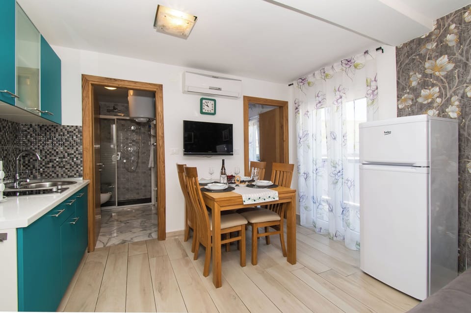 Apartment (A1) | Dining
