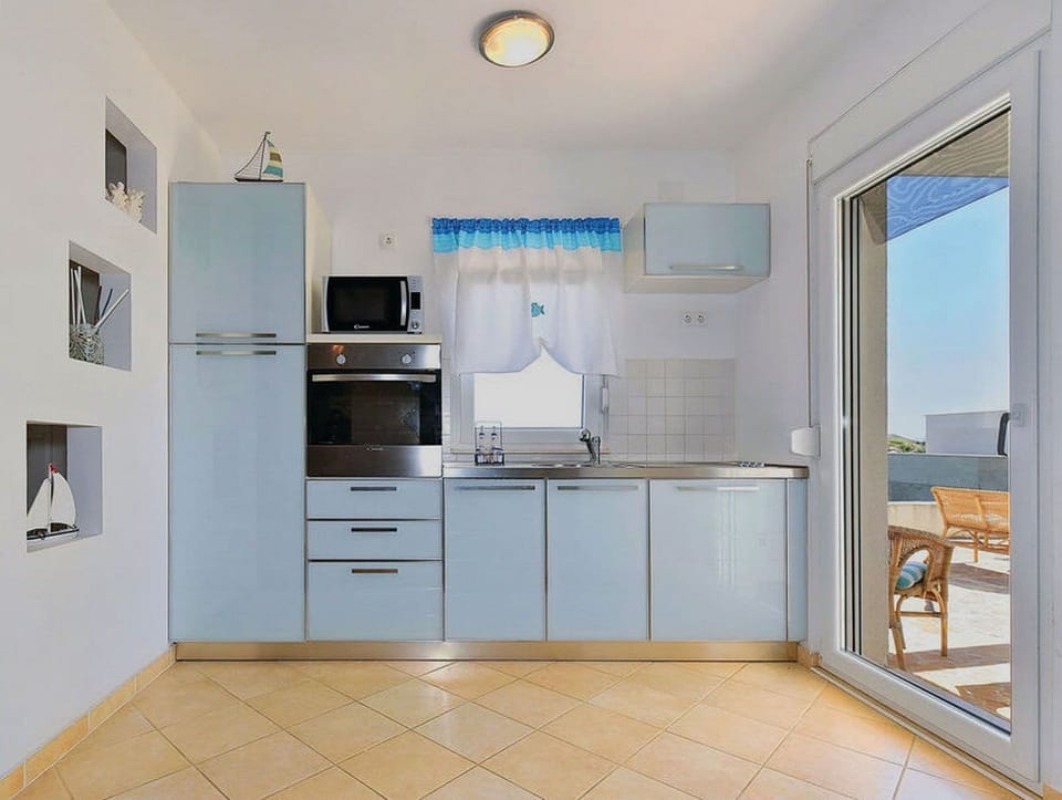 Apartment (A1) | Private kitchen | Fridge, microwave, oven, stovetop