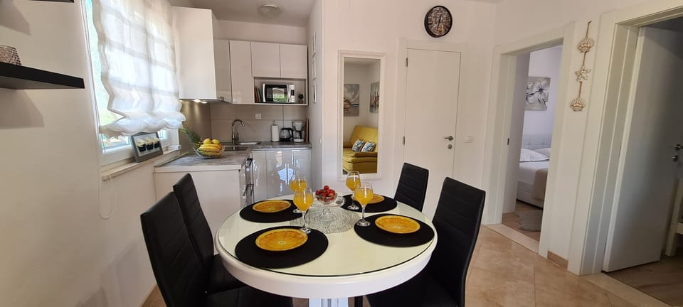 House | Private kitchen | Fridge, microwave, oven, stovetop