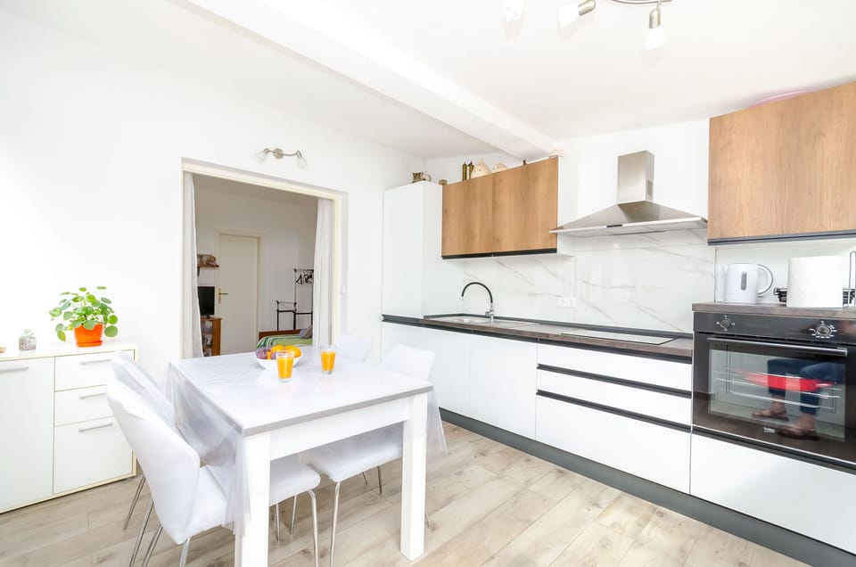 Apartment (A1) | Private kitchen | Fridge, oven, stovetop, dishwasher