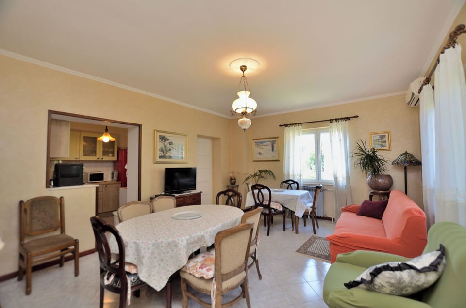 Apartment (A1) | Dining