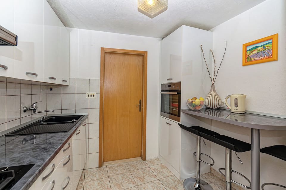 House | Private kitchen | Fridge, oven, stovetop, electric kettle