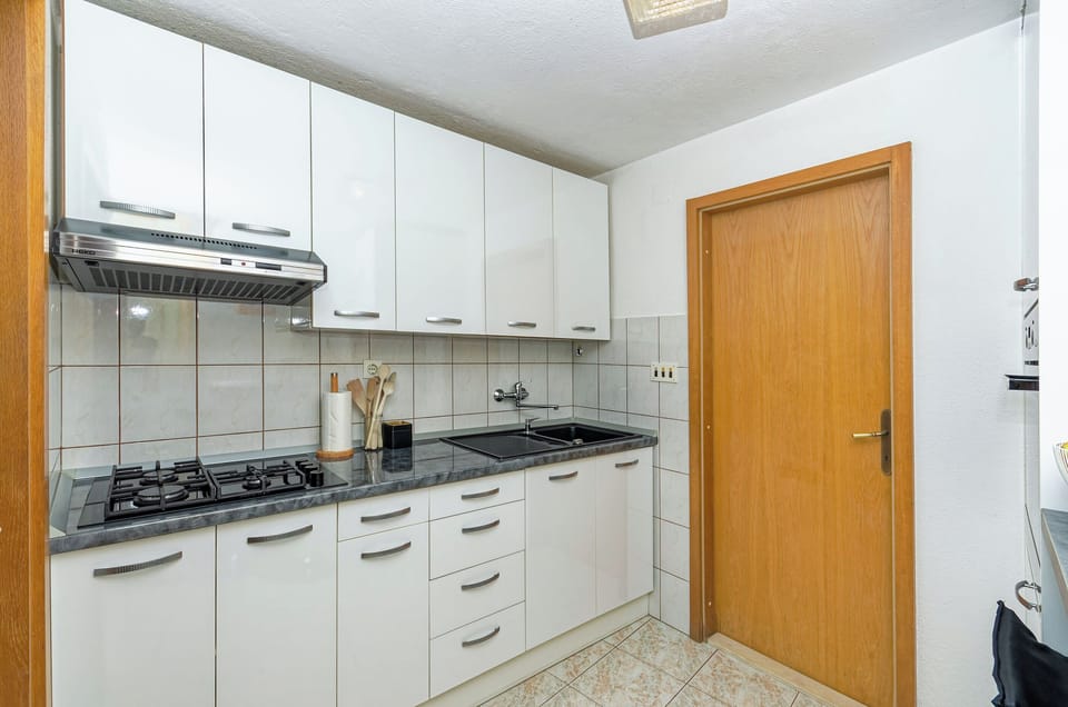 House | Private kitchen | Fridge, oven, stovetop, electric kettle