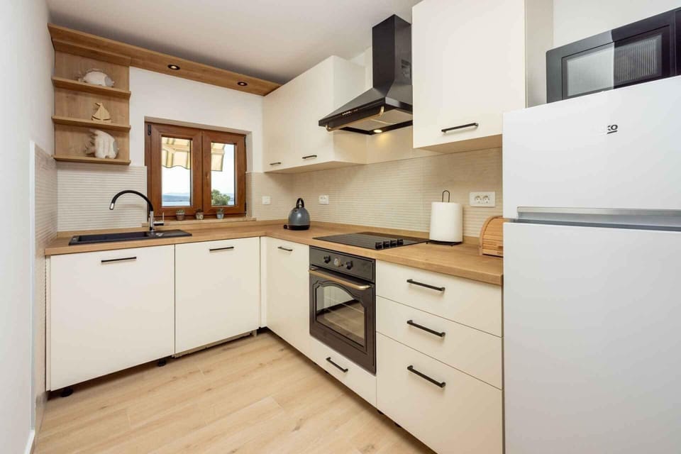 House | Private kitchen | Fridge, microwave, oven, stovetop