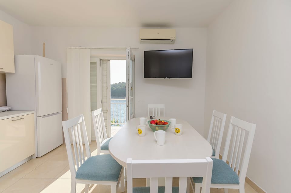 Apartment (A1) | Private kitchen | Fridge, microwave, oven, stovetop