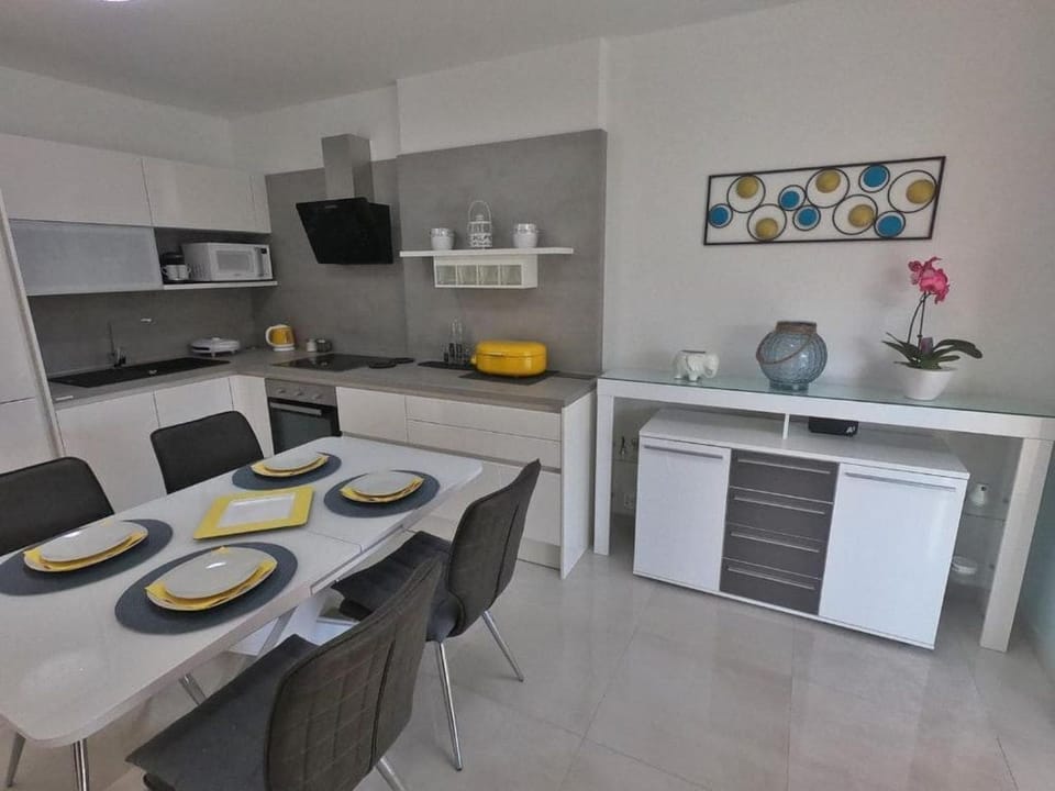 Apartment (A1) | Private kitchen | Fridge, microwave, oven, stovetop