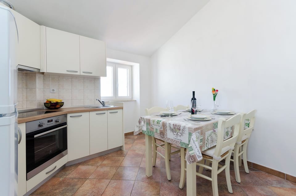 House | Private kitchen | Fridge, microwave, oven, stovetop