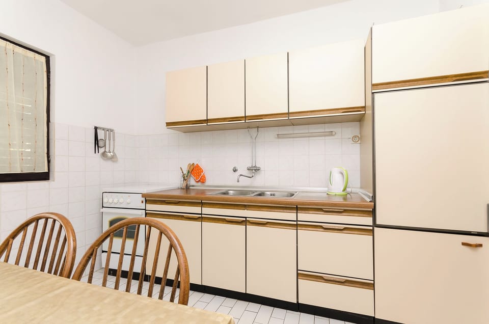 Apartment (A1) | Private kitchen | Fridge, microwave, oven, stovetop