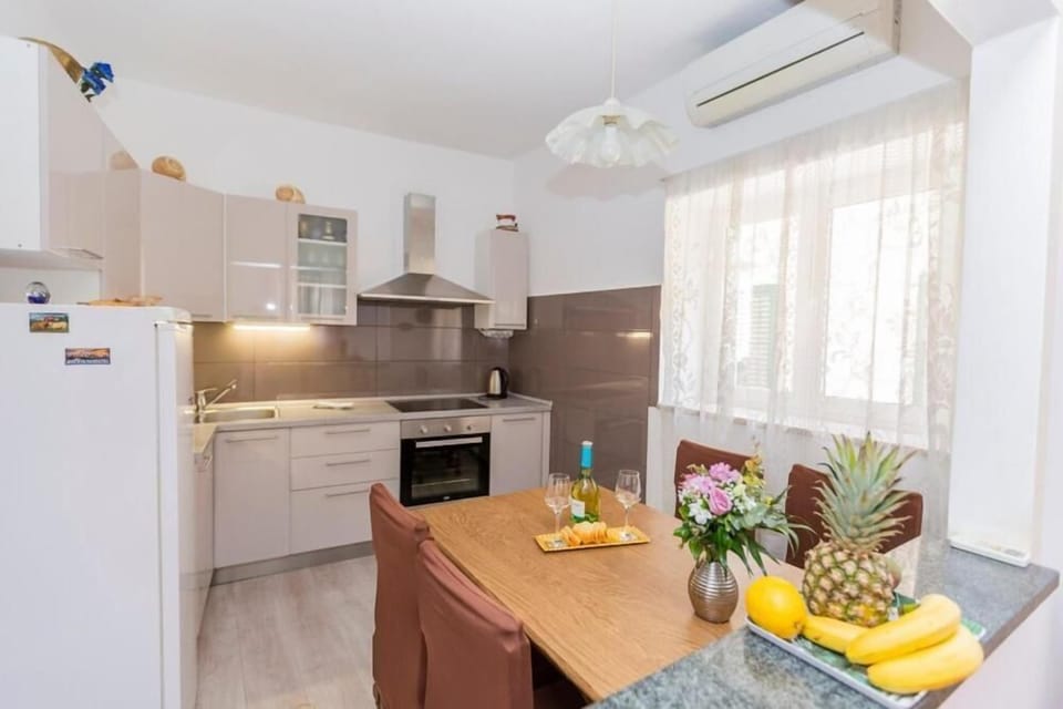 Apartment (A1) | Private kitchen | Fridge, microwave, oven, stovetop
