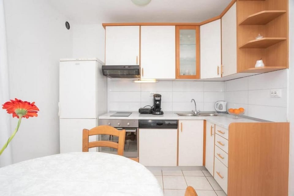 House | Private kitchen | Fridge, oven, stovetop, dishwasher