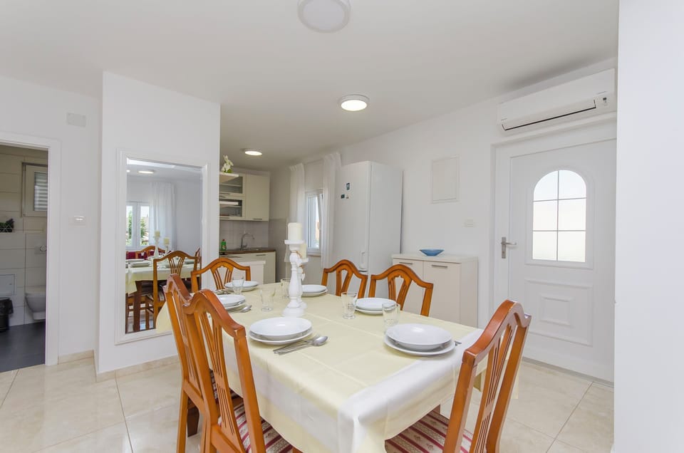 Apartment (A1) | Private kitchen | Fridge, microwave, oven, stovetop