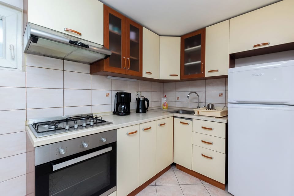 House | Private kitchen | Fridge, microwave, oven, stovetop