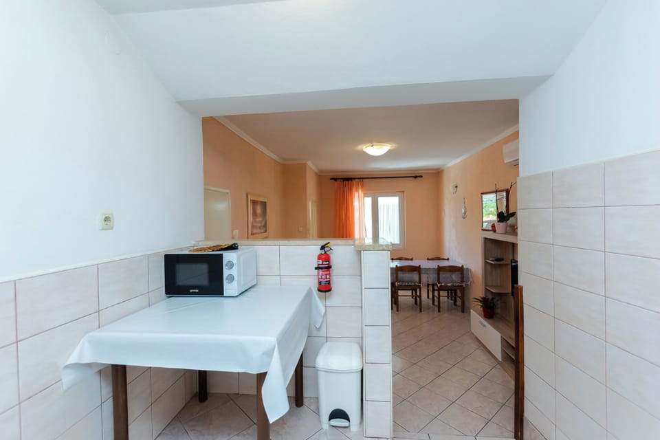 House | Private kitchen | Fridge, microwave, oven, stovetop