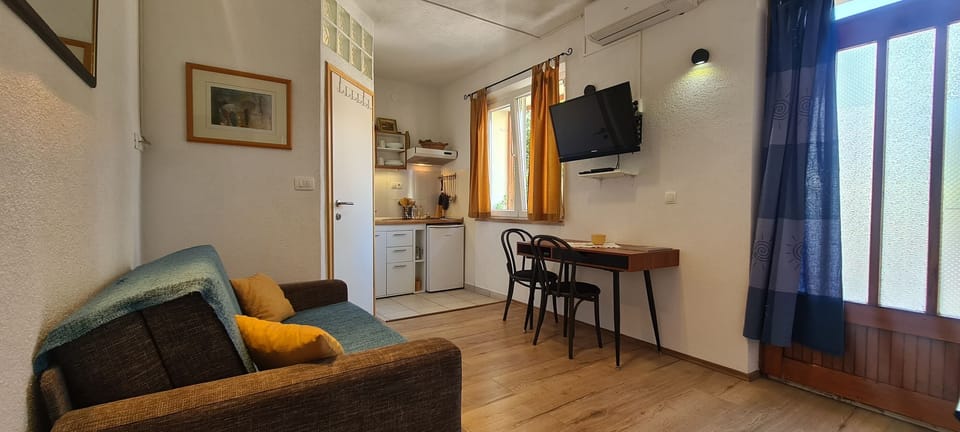 Apartment (A1) | Private kitchen | Fridge, stovetop, espresso maker, electric kettle