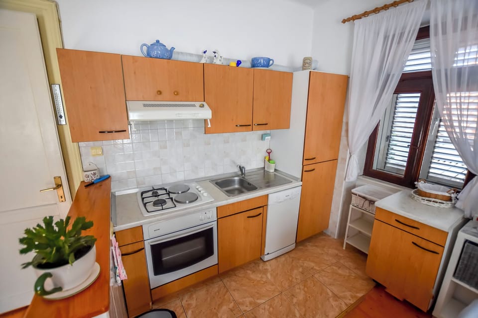House | Private kitchen | Fridge, microwave, oven, stovetop