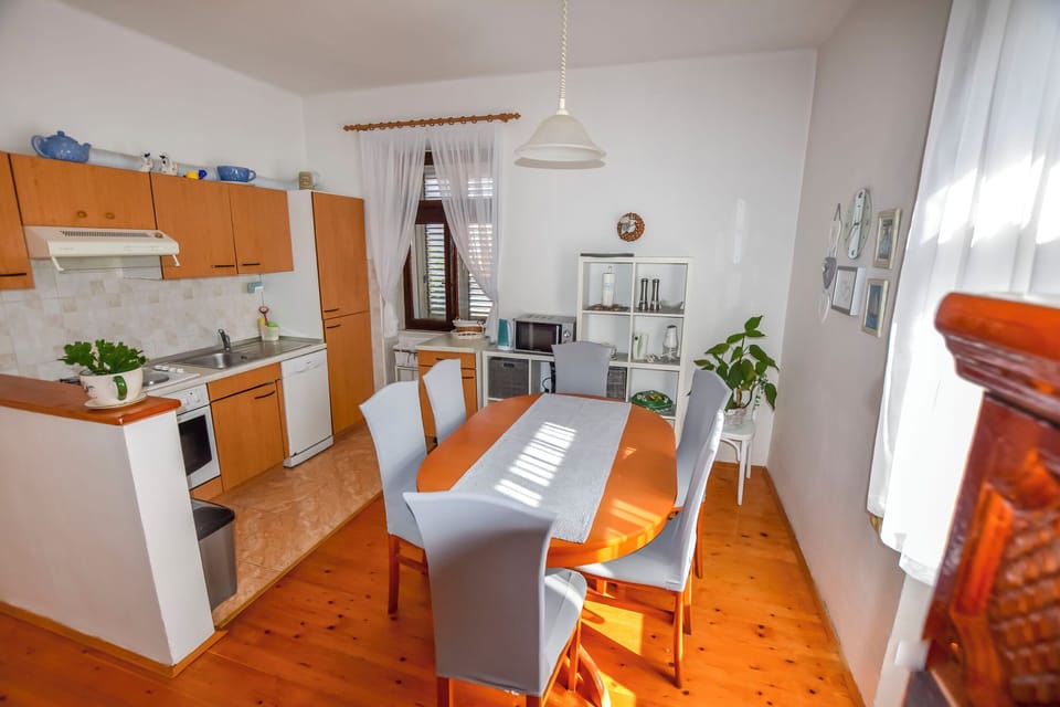 House | Private kitchen | Fridge, microwave, oven, stovetop