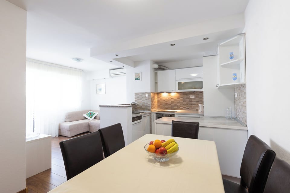 Apartment (A1) | Private kitchen | Fridge, microwave, oven, stovetop