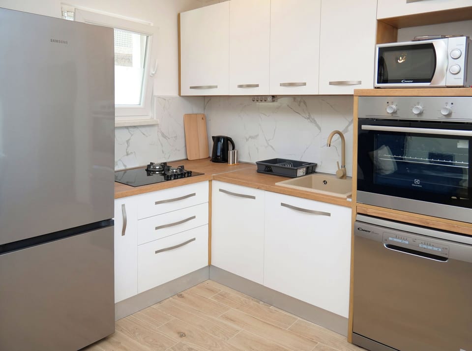 Apartment (K1) | Private kitchen | Fridge, microwave, oven, stovetop