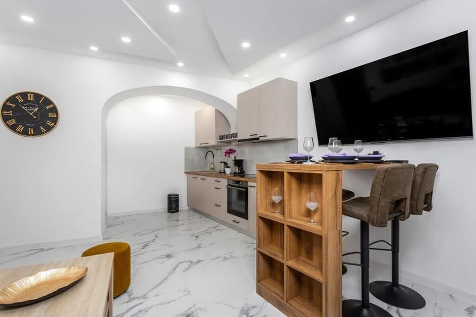 House | Private kitchen | Fridge, microwave, oven, stovetop