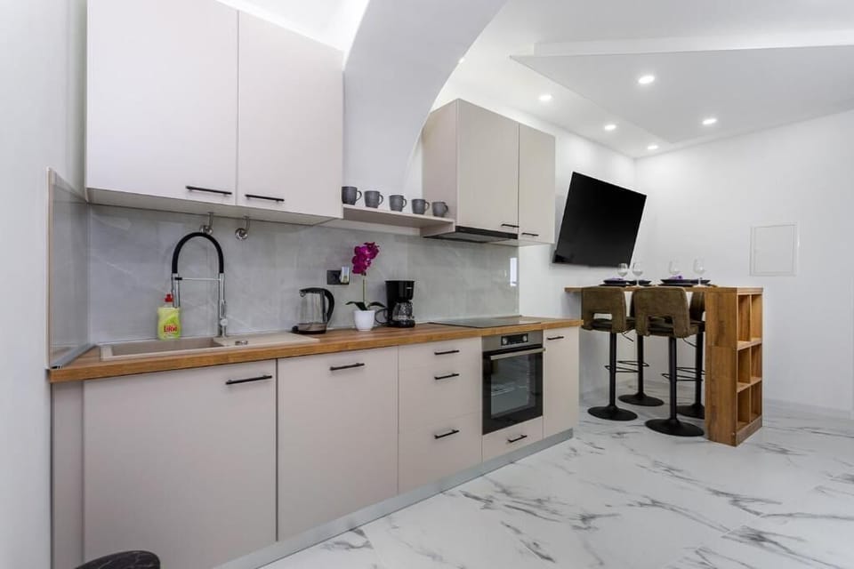 House | Private kitchen | Fridge, microwave, oven, stovetop