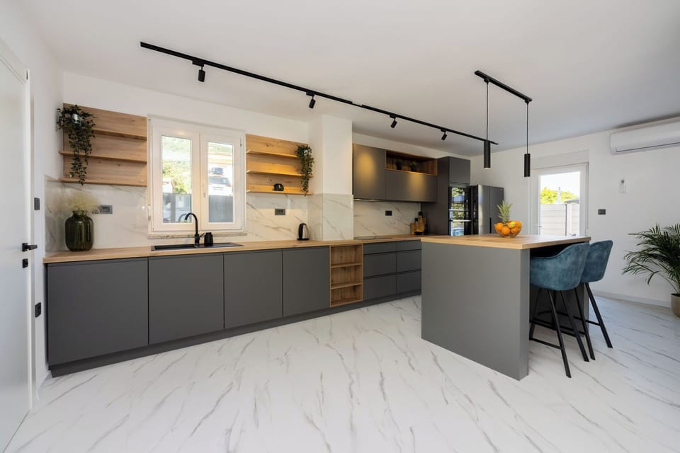 House | Private kitchen | Fridge, microwave, oven, stovetop
