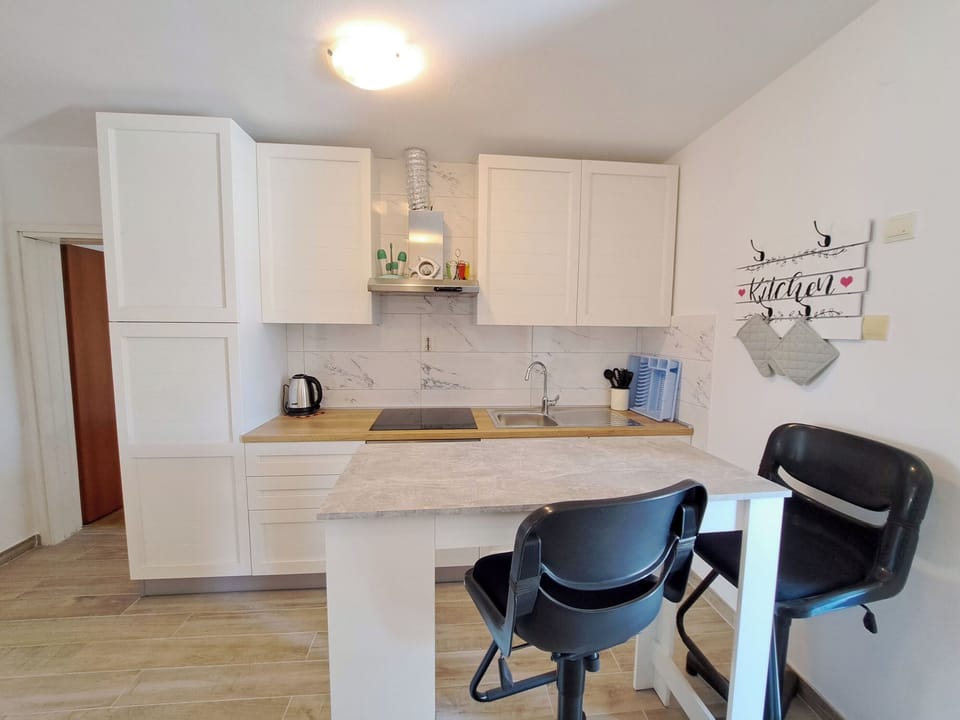 Apartment (A1) | Private kitchen | Fridge, microwave, oven, stovetop