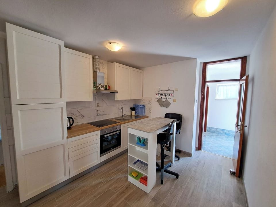 Apartment (A1) | Private kitchen | Fridge, microwave, oven, stovetop