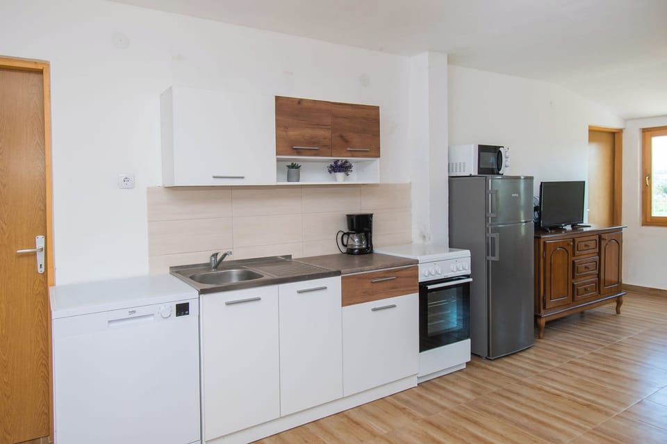 House | Private kitchen | Fridge, microwave, oven, stovetop