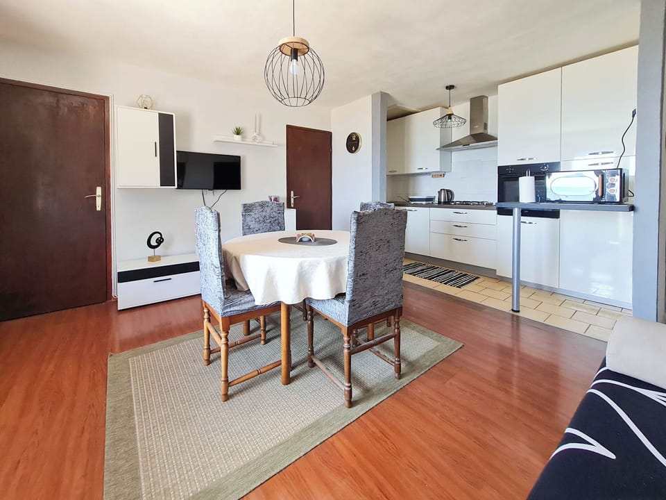 Apartment (A1) | Private kitchen | Fridge, microwave, oven, stovetop