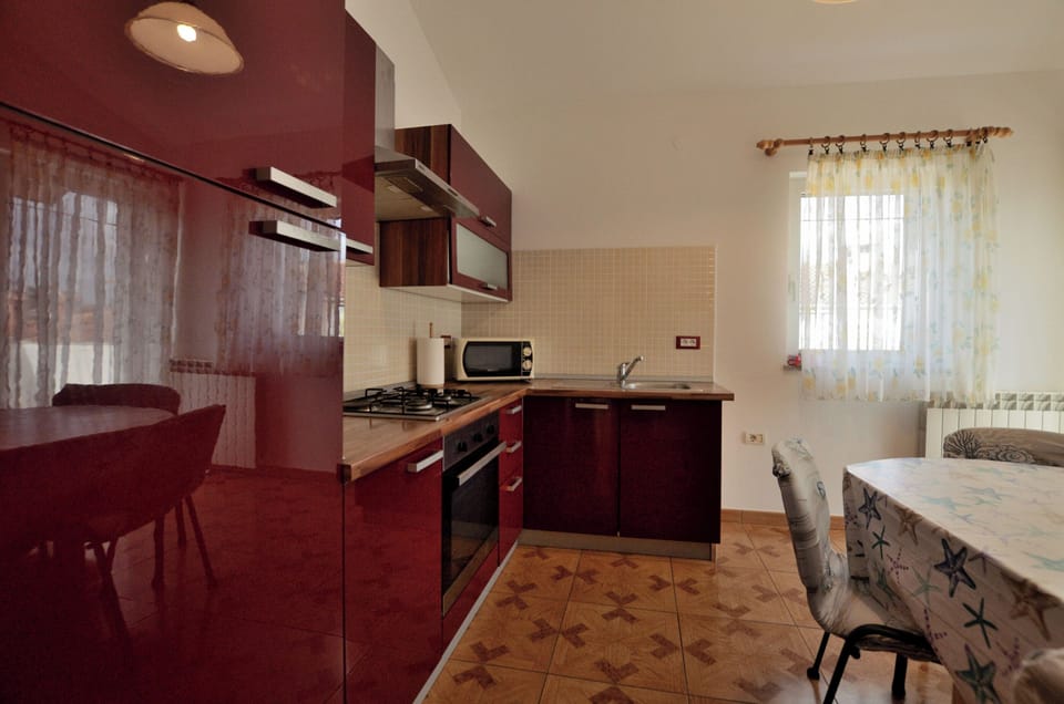 Apartment (A1) | Private kitchen | Fridge, microwave, oven, stovetop