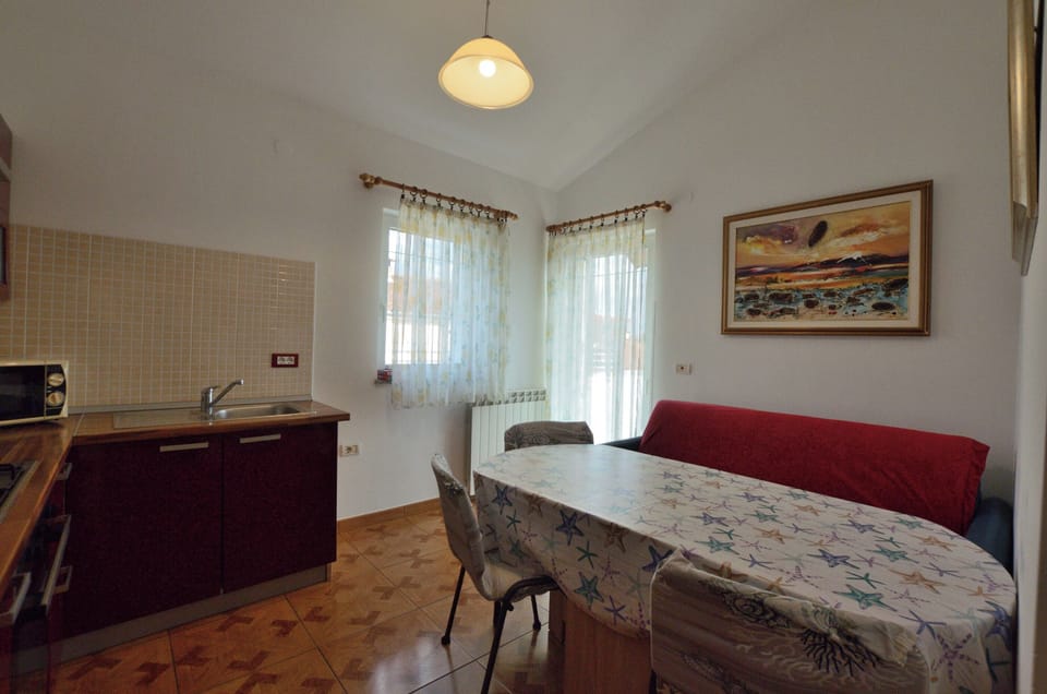 Apartment (A1) | Private kitchen | Fridge, microwave, oven, stovetop