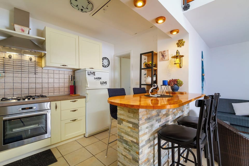 Studio (A1) | Private kitchen | Espresso maker, fridge, oven, stovetop