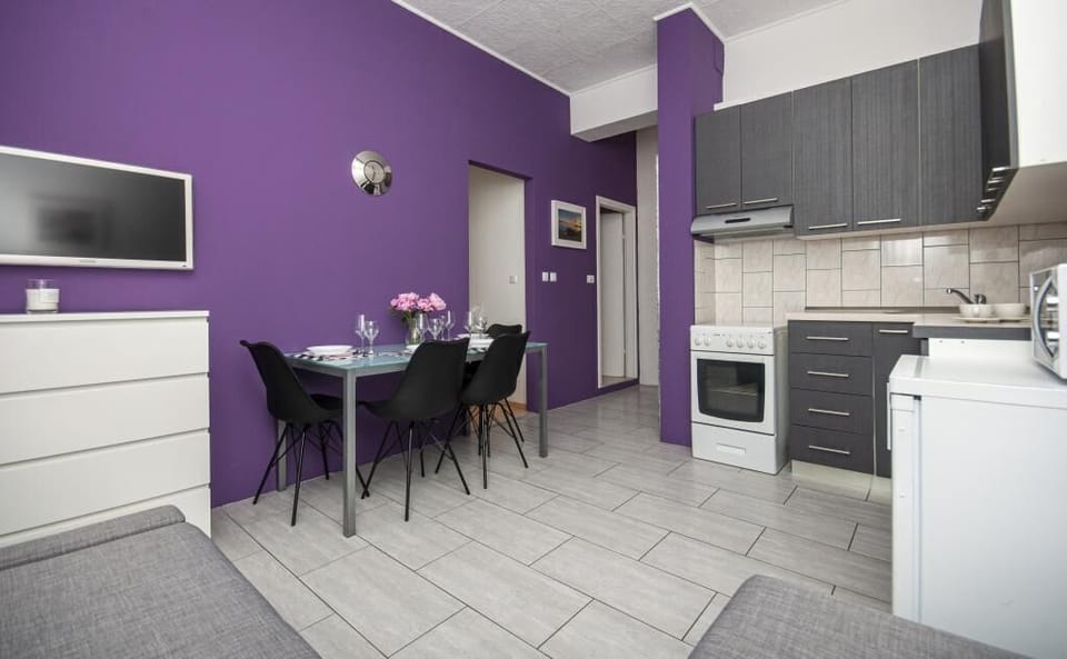 Apartment (A1) | Private kitchen | Fridge, microwave, oven, stovetop