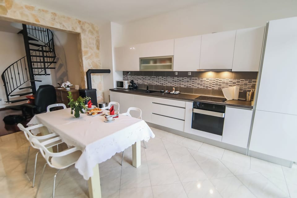 House | Private kitchen | Fridge, microwave, oven, stovetop